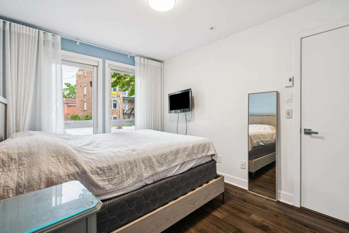 Chambre spacieuse avec accès au walk-in