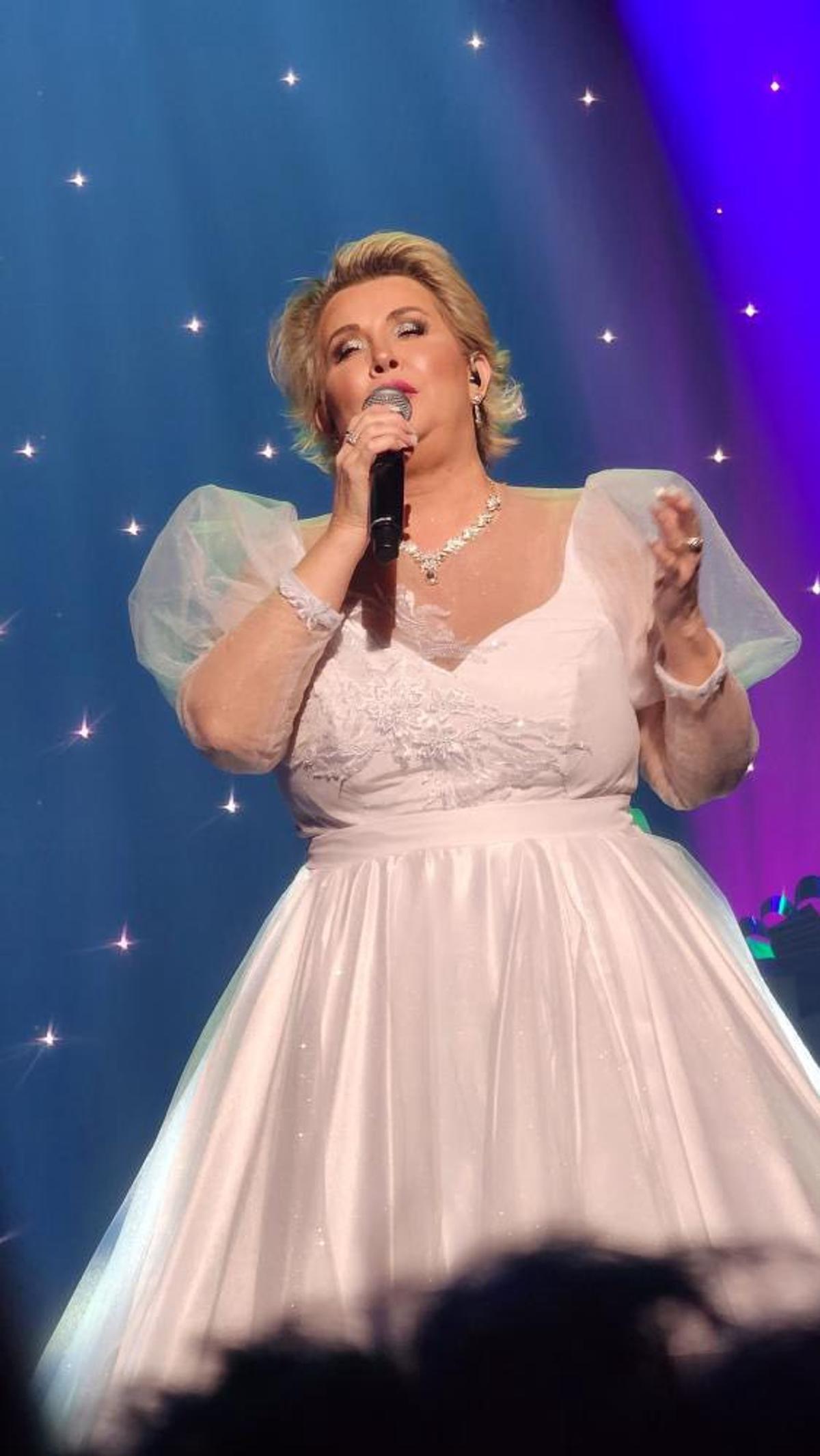 Nathalie Simard dans une robe blanche