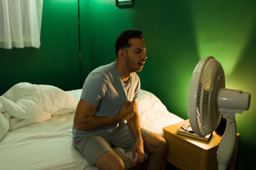 Homme n'arrive pas à dormir car il a trop chaud