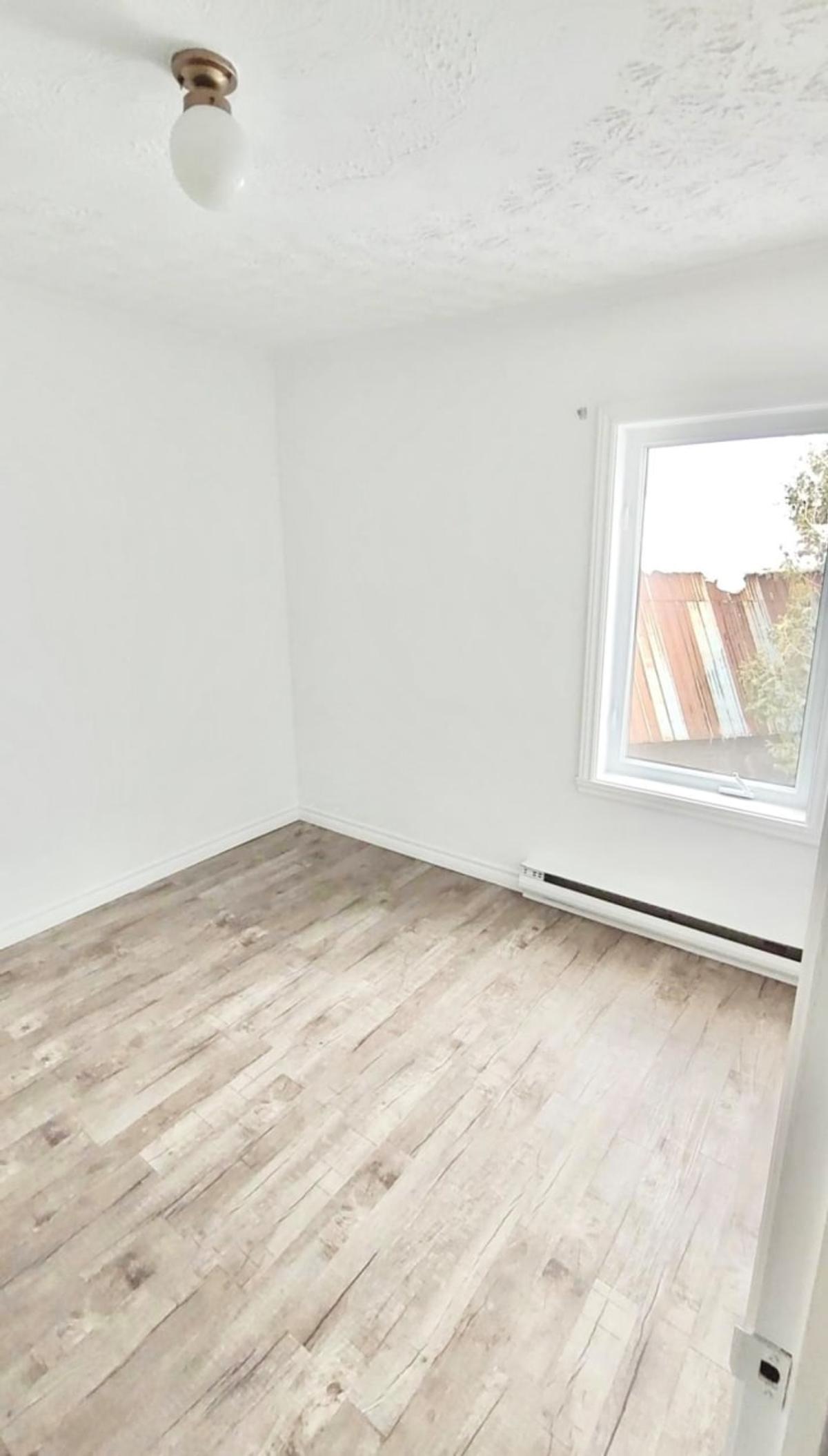 Détail d'une chambre à l'étage
