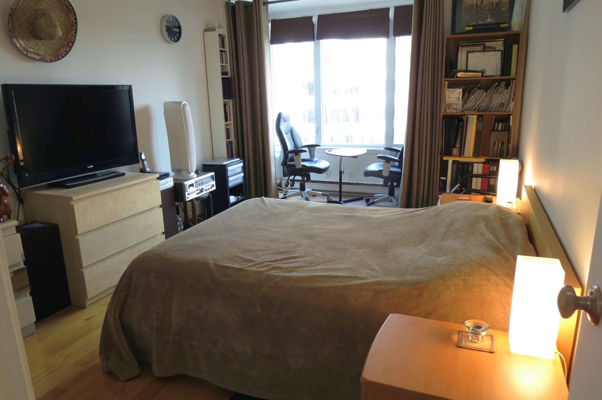 Chambre à coucher avec baie vitrée