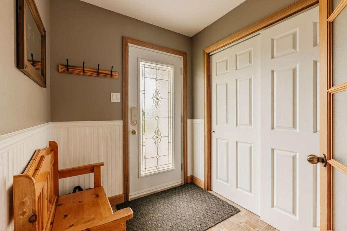 Hall d'entrée aux planchers de bois torréfié