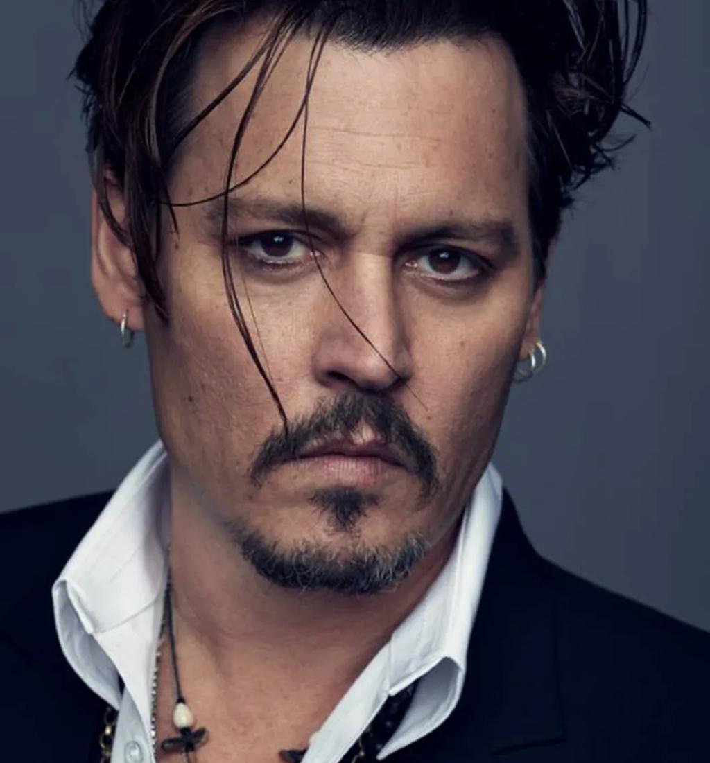 Johnny Depp dans une publicité du parfum Sauvage, de Dior