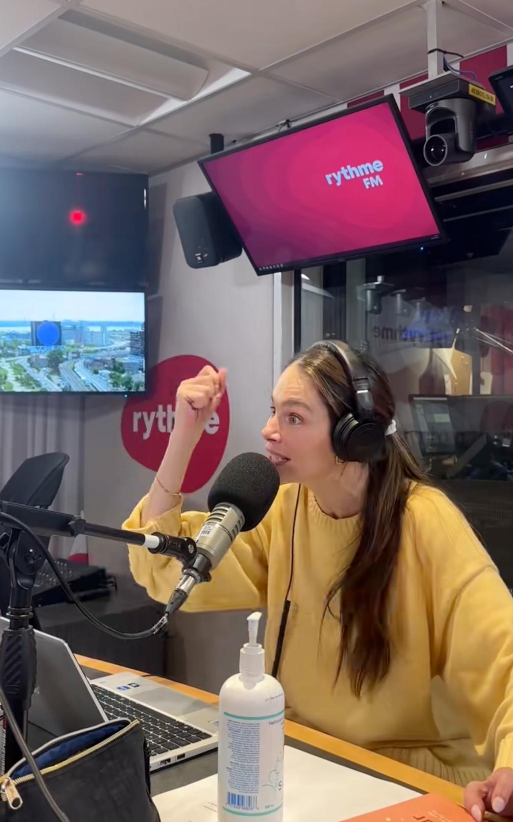 Maripier Morin derrière le micro de Rythme FM