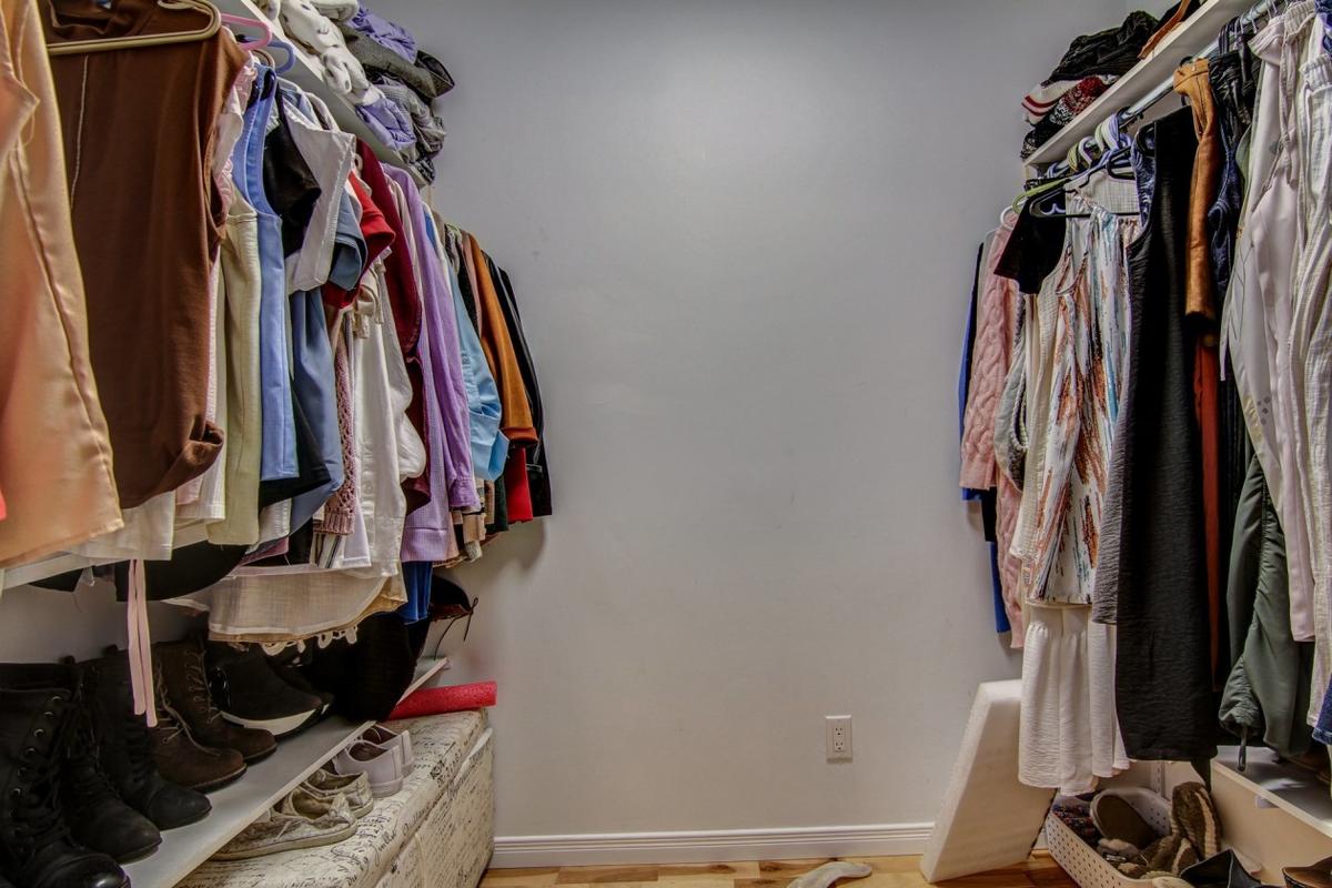 Le walk-in de la chambre principale