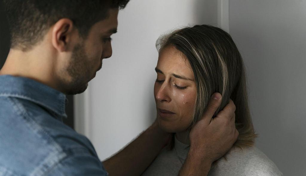 couple triste, femme qui pleure, parents
