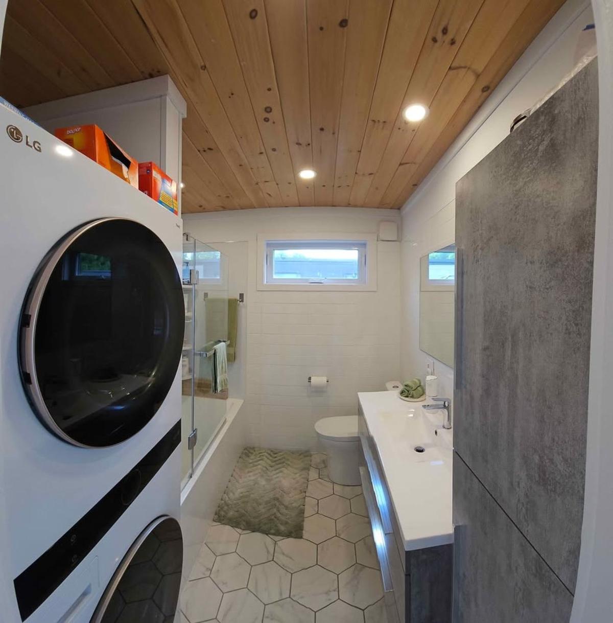 Salle de bain avec bain-douche et plancher chauffant