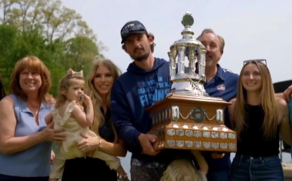 Connor Hellebuyck avec le trophée Vézina