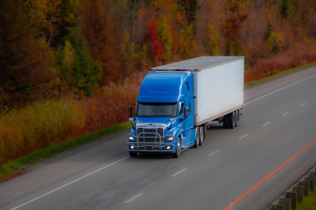 Camion sur l'autoroute