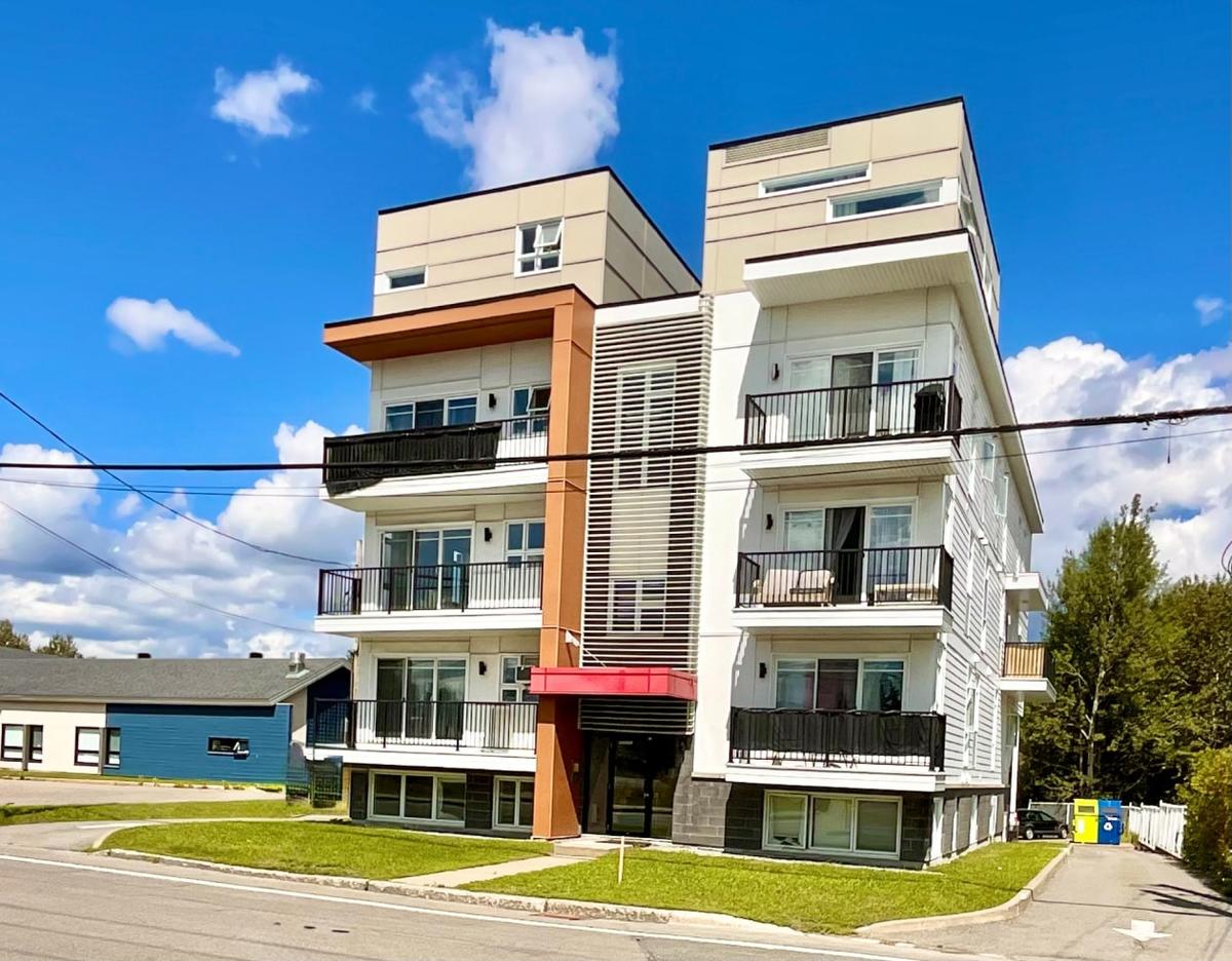 Vue arrière de l'immeuble avec balcons