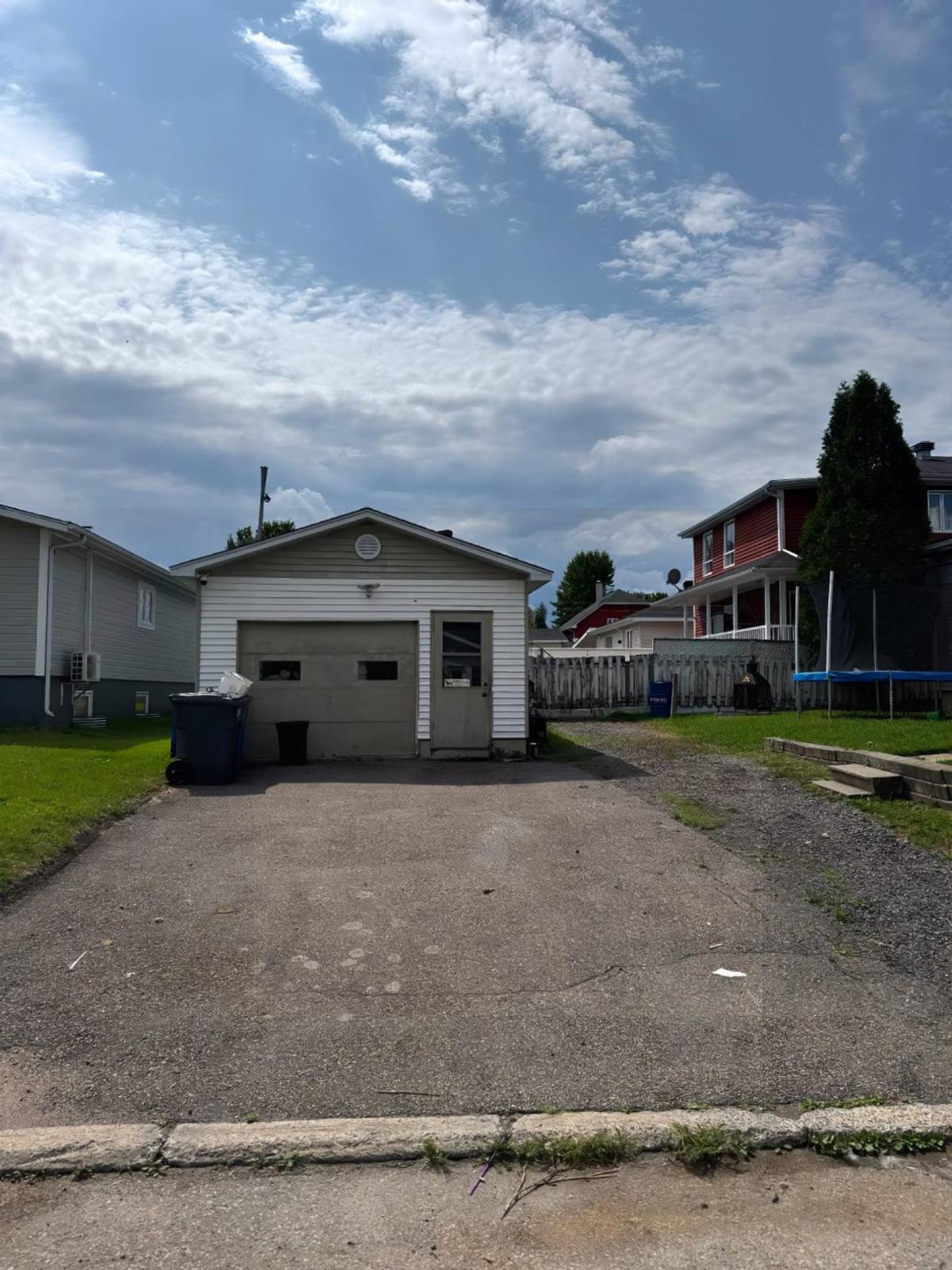 Le garage chauffé, spacieux et fonctionnel