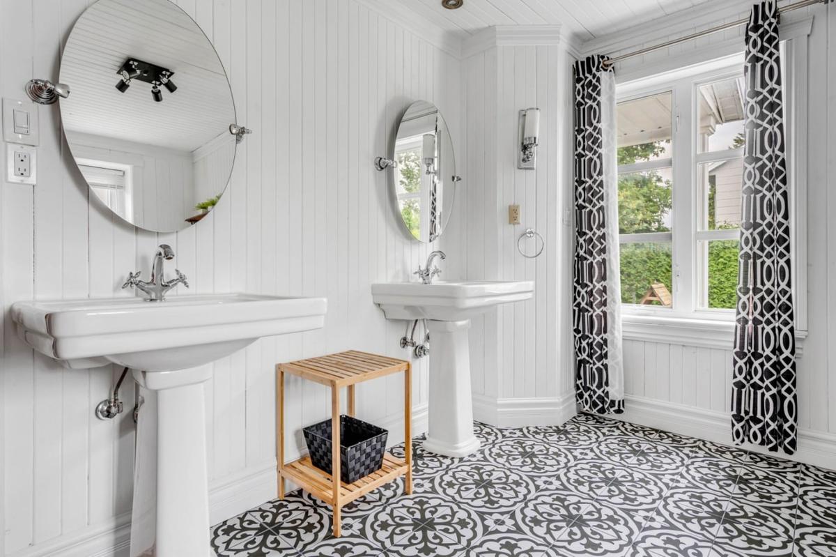 Autre angle de la salle de bain