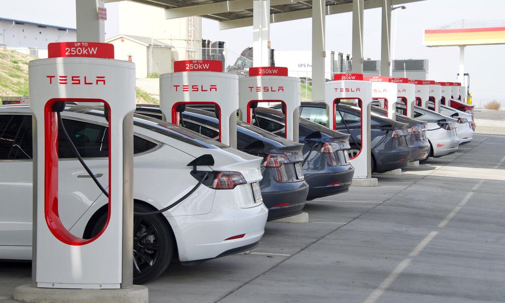 Voitures Tesla en train de recharger