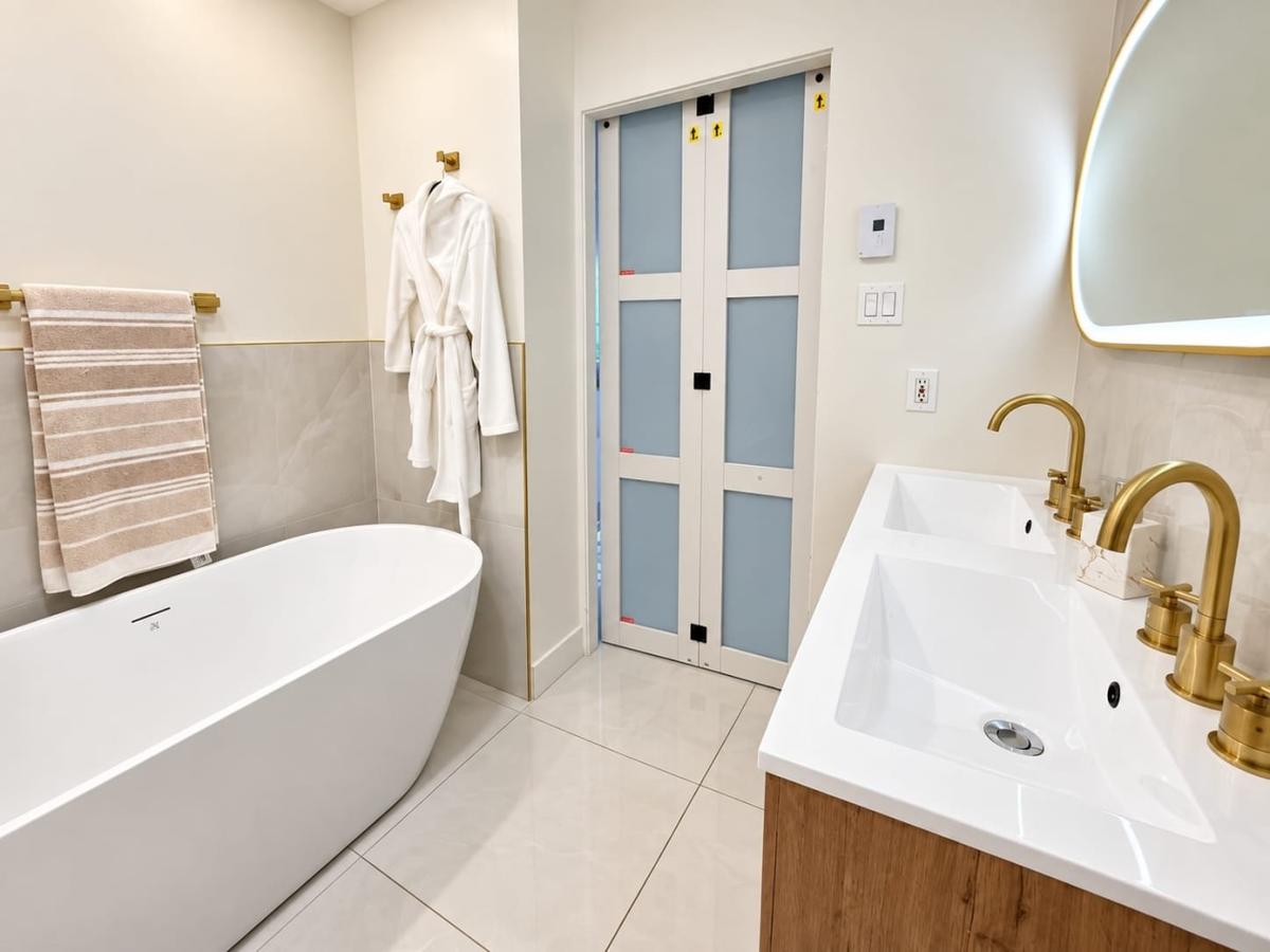 Salle de bain avec bain autoportant