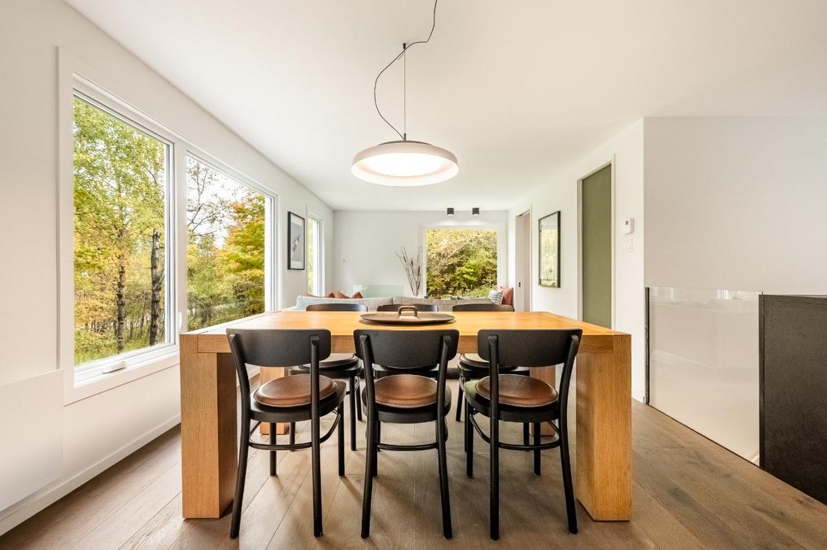 Salle à manger baignée de lumière naturelle