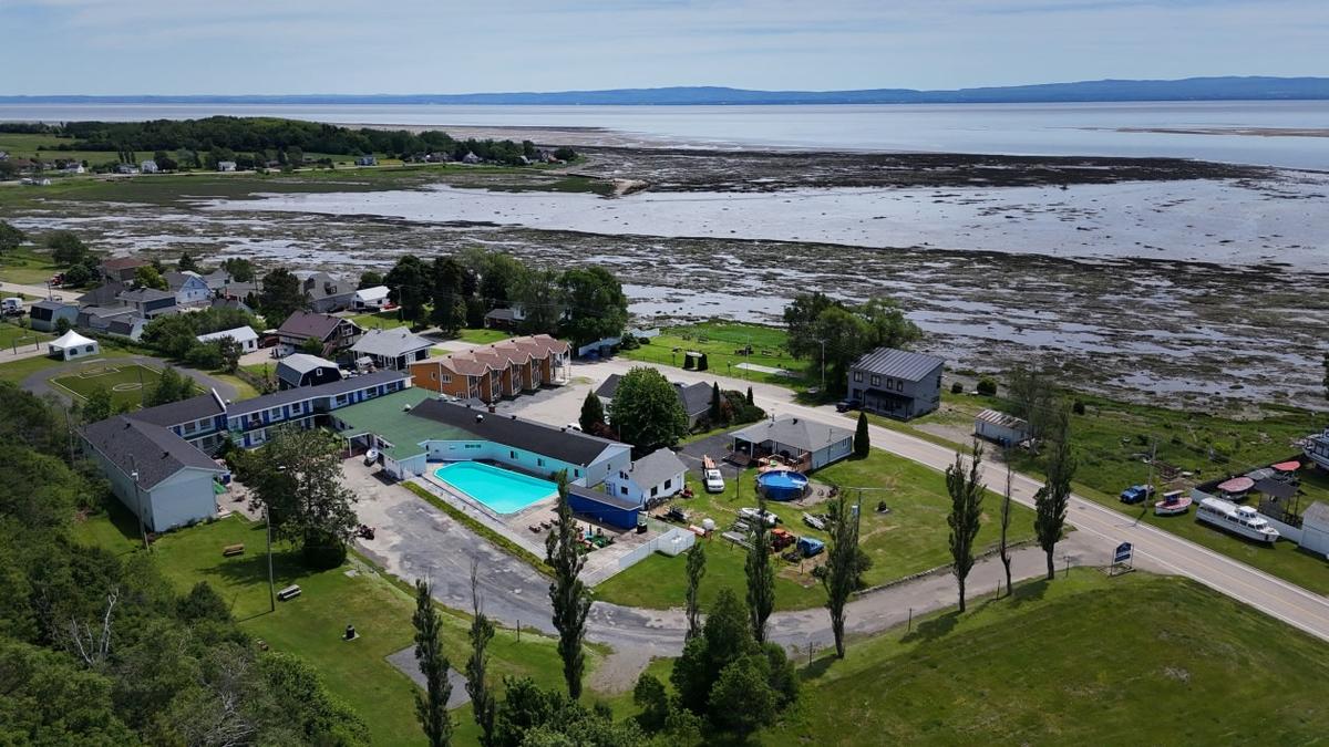 Vue extérieure du complexe hôtelier sur l'île