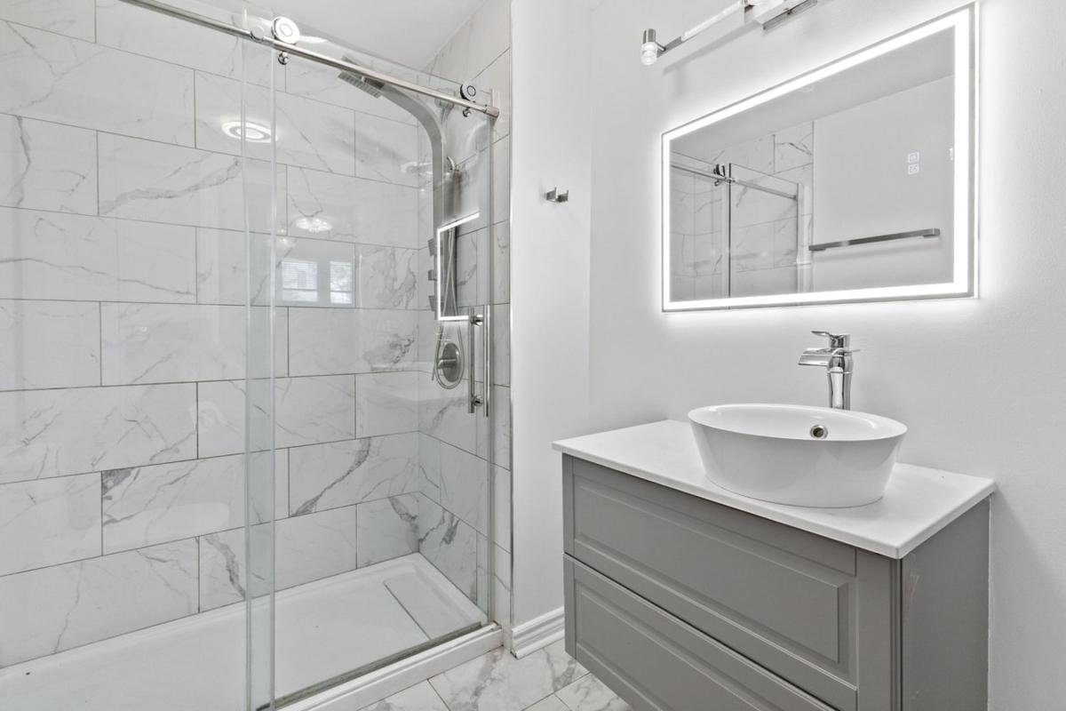 Salle de bain attenante à la chambre principale