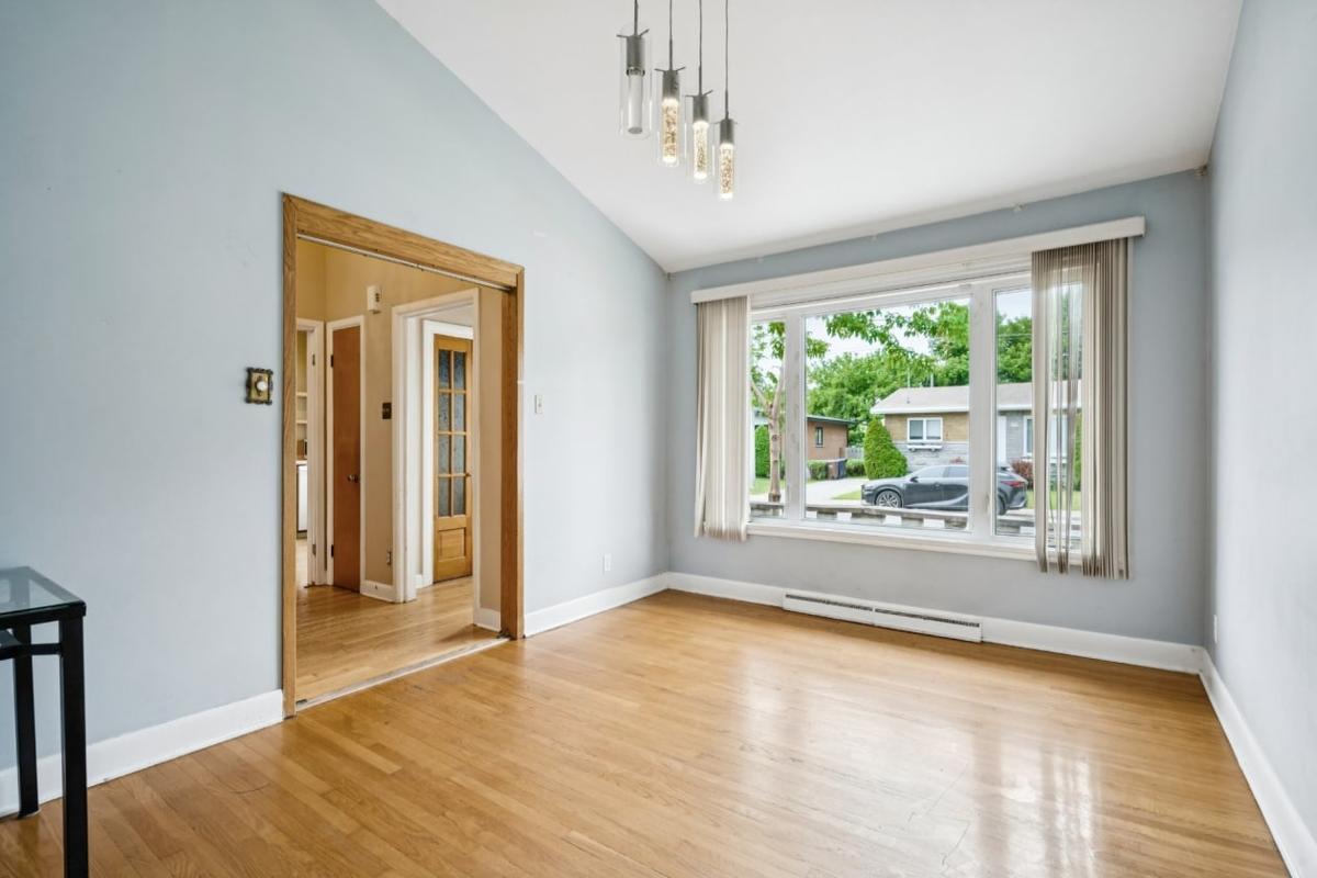 Salle familiale lumineuse avec plancher de bois