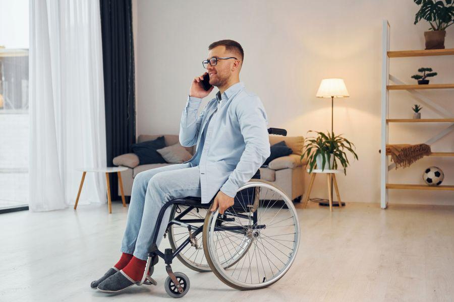 Myron Standret - Vecteezy - personne handicapée au téléphone, chaise roulante