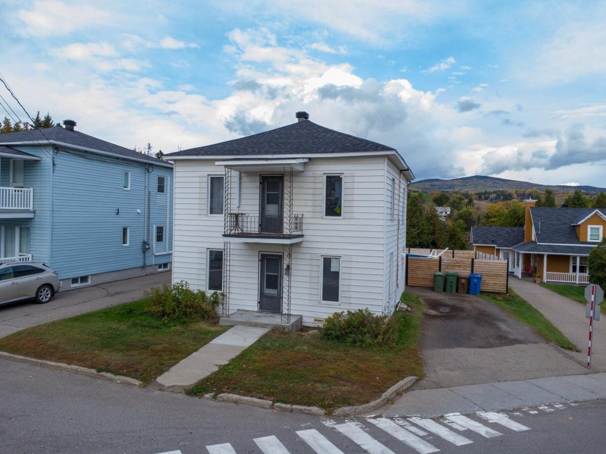 Façade de la maison vue depuis la rue