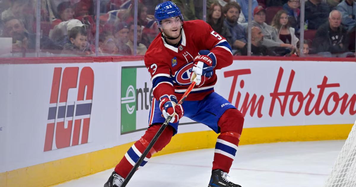 Noah Dobson sourire derrière le filet