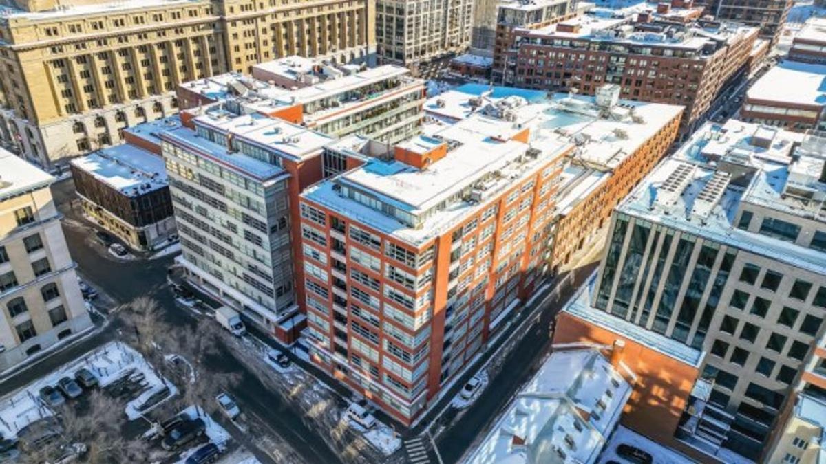 Vue d'ensemble du condo lumineux