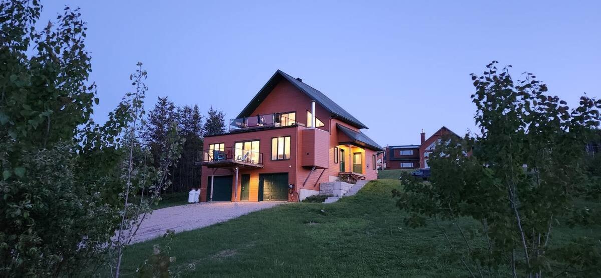 Vue extérieure du chalet dans son environnement boisé