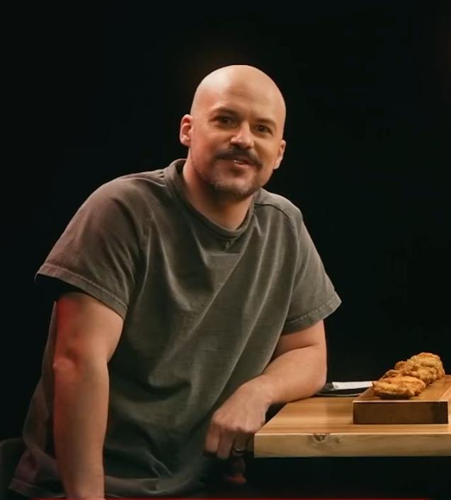 Marc-André Grondin à l'émission Hot Ones Québec