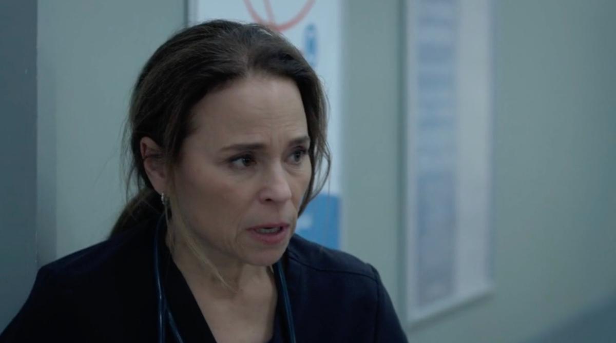 Suzanne Clément dans son rôle d'Emmanuelle St-Cyr dans STAT