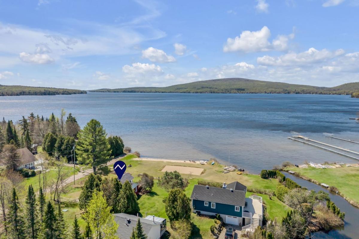 Vue aérienne de la propriété et du lac Saint-Joseph