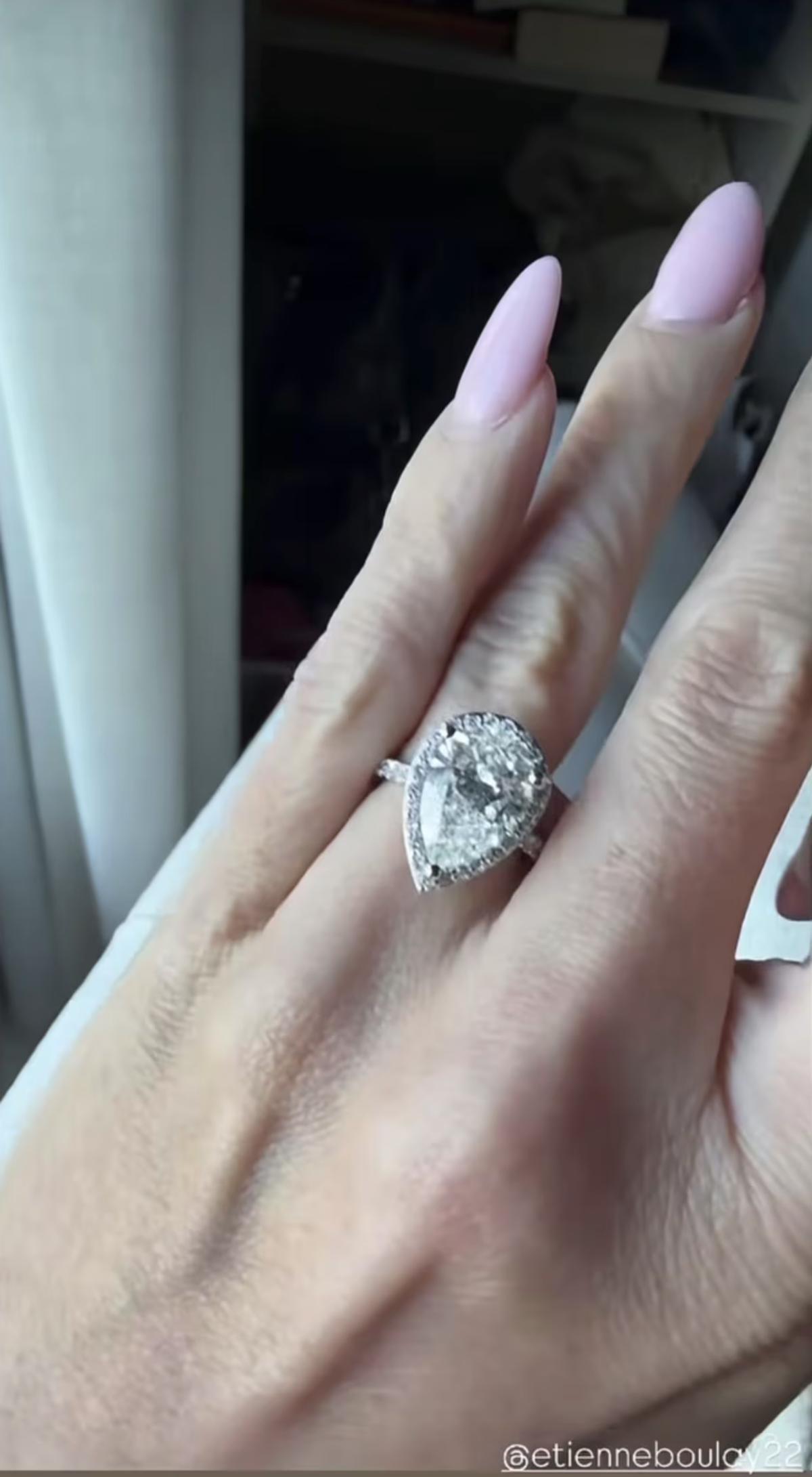 Maïka Desnoyers montre la magnifique bague qu'Étienne Boulay lui a offerte pour ses 40 ans