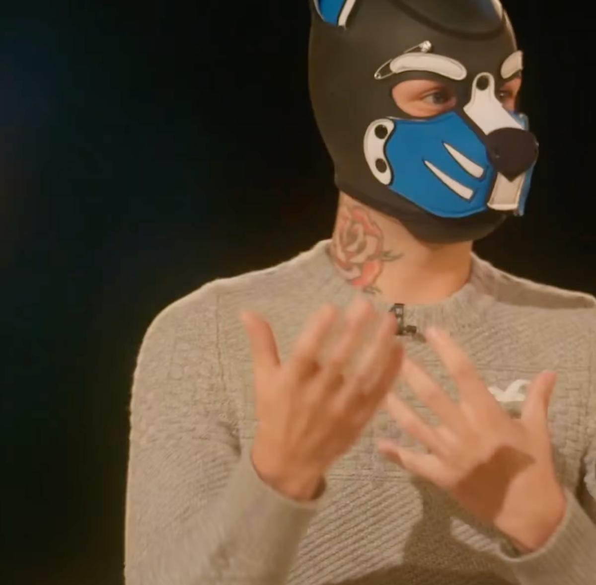 Homme avec un masque de chien
