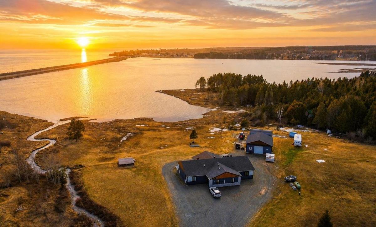Vue d'ensemble de la propriété et de son environnement côtier