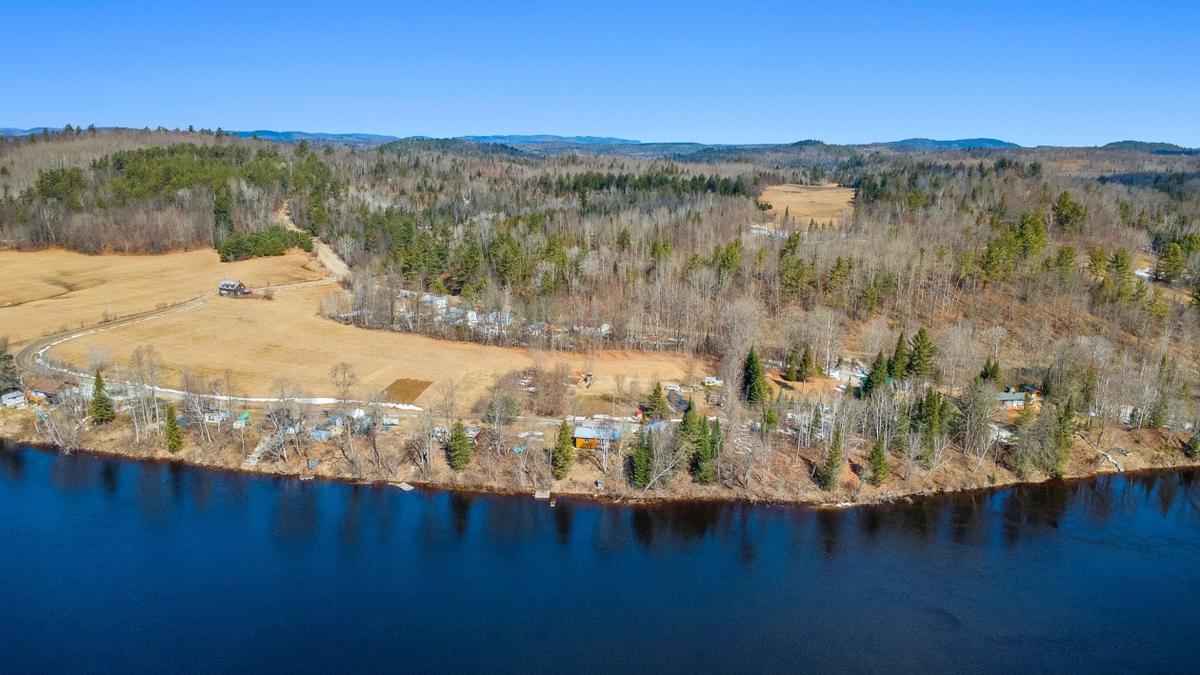 Vue du ciel sur la propriété et le plan d'eau