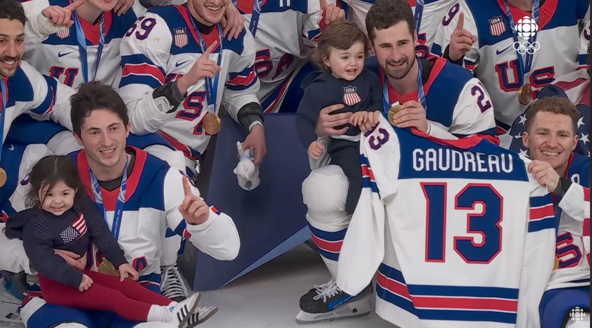 Team USA avec les enfants de Johnny Gaudreau