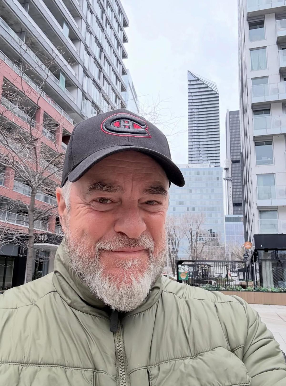 Sylvain Cossette avec sa casquette des Canadiens de Montréal