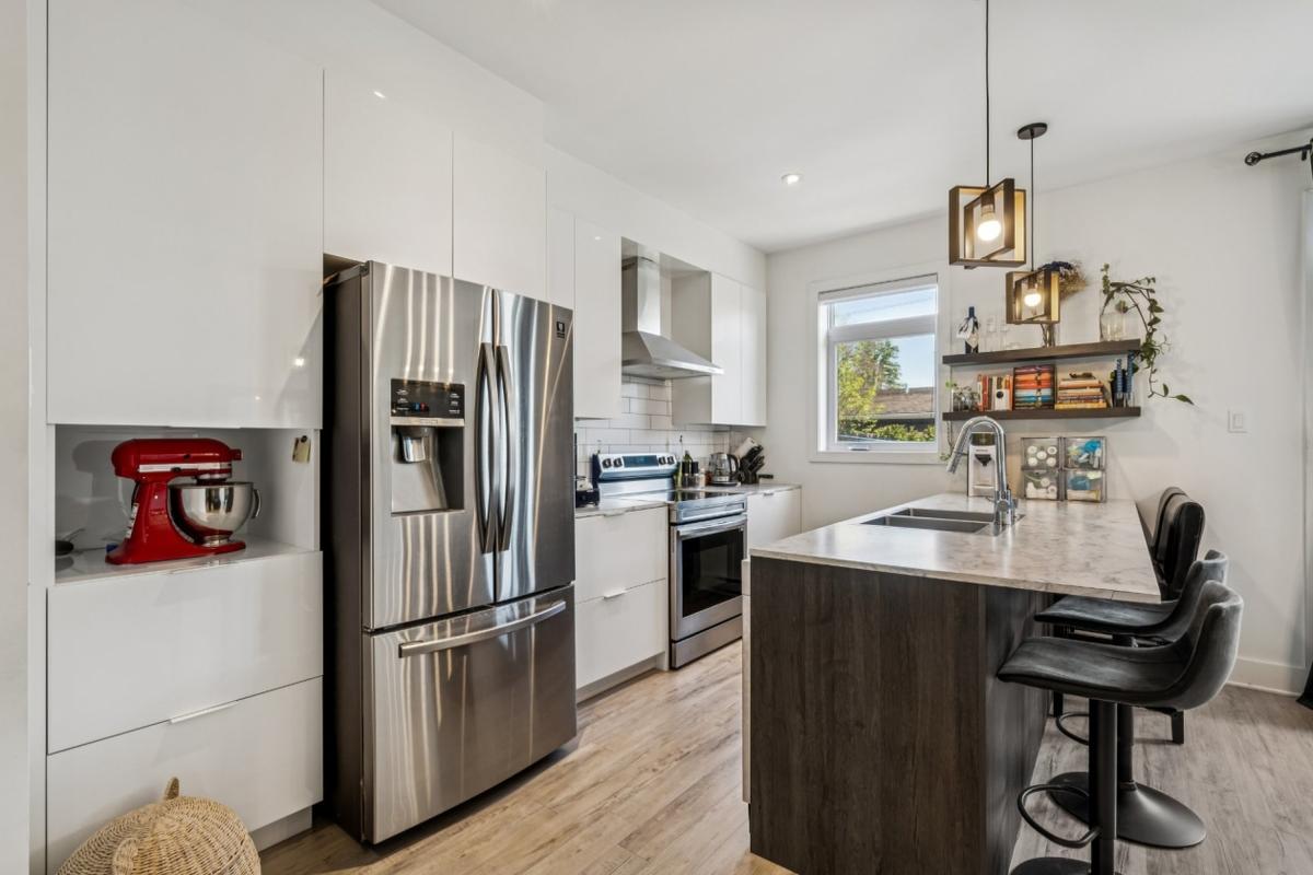 Lumineuse et moderne : une maison à étages clé en main à deux pas de la Baie Miller à Boisbriand