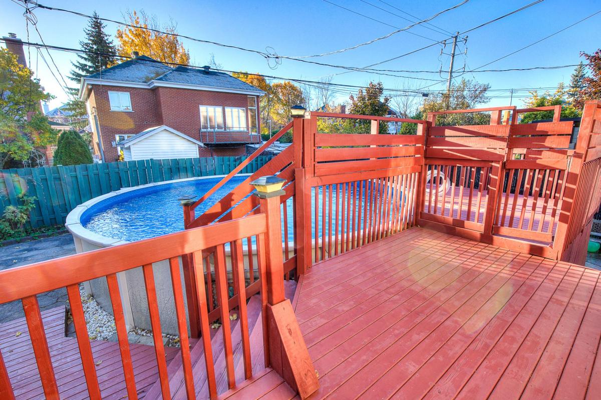 Terrasse et accès à la piscine