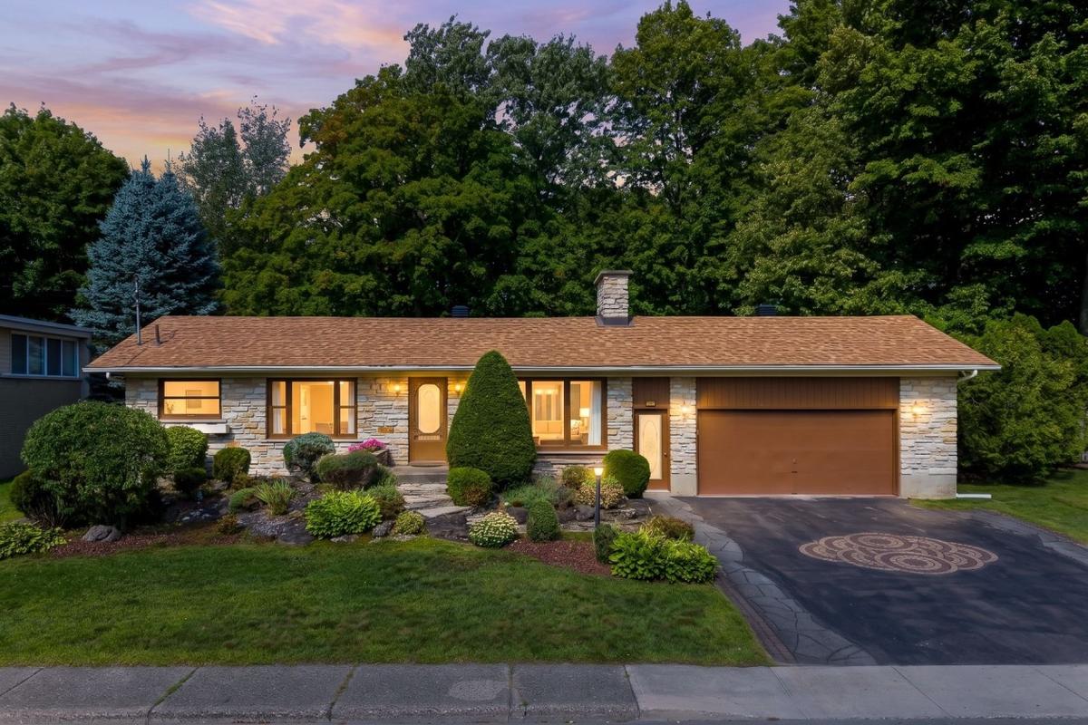 Façade du bungalow mid-century