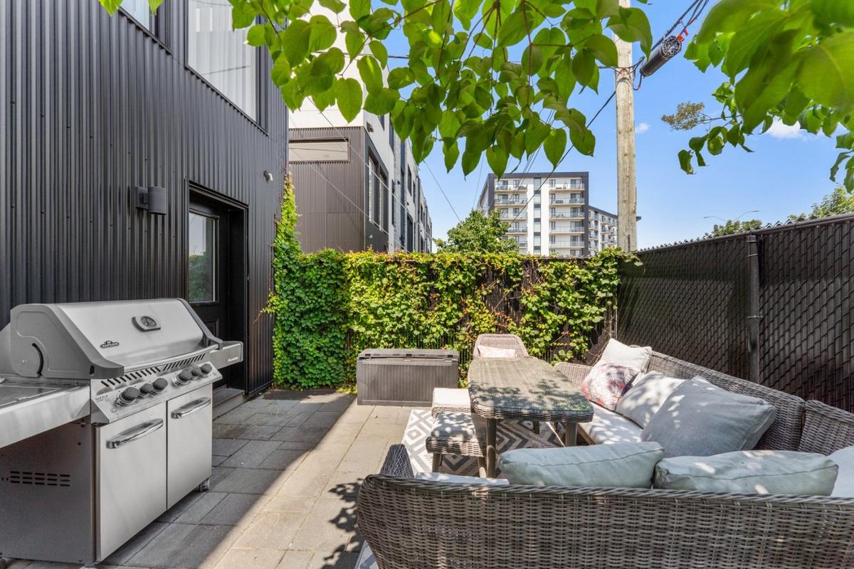 Terrasse arrière avec aménagement soigné