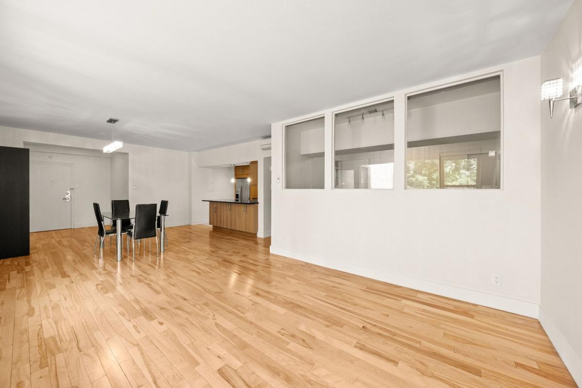 Autre angle du salon et sa fenestration généreuse