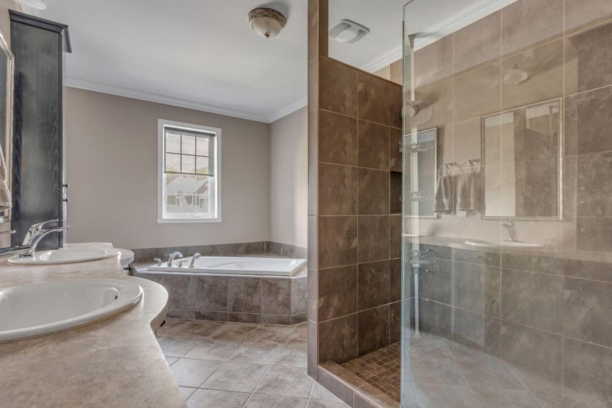 Salle de bain complète à l'étage
