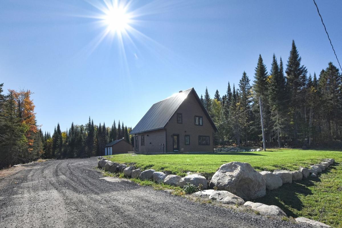 Arrière de la maison dans la verdure