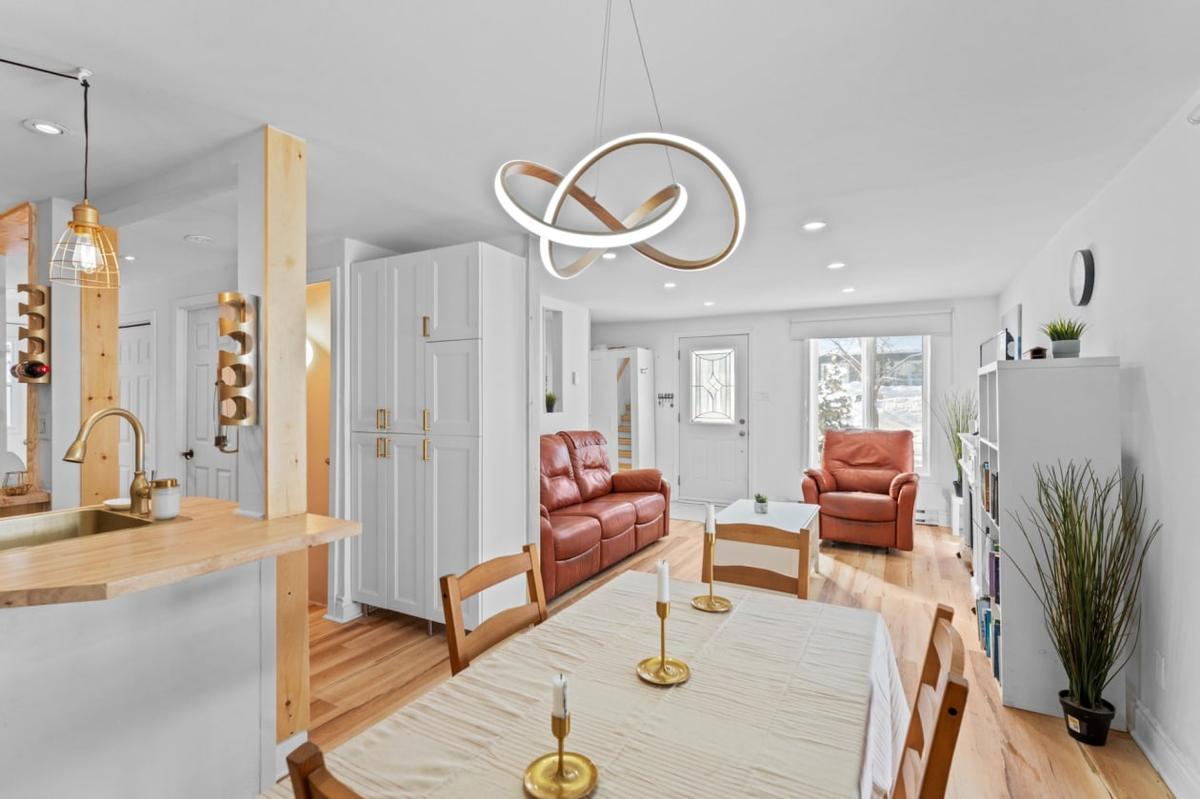 Salle à manger adjacente à la cuisine