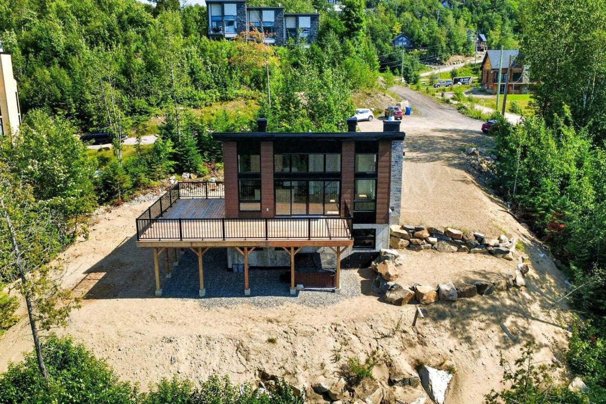 Vue aérienne de la propriété et de son environnement montagneux