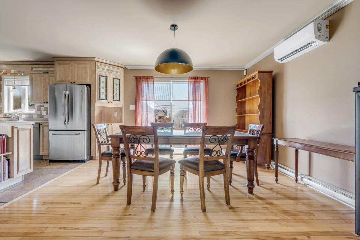 Salle à manger adjacente à la cuisine