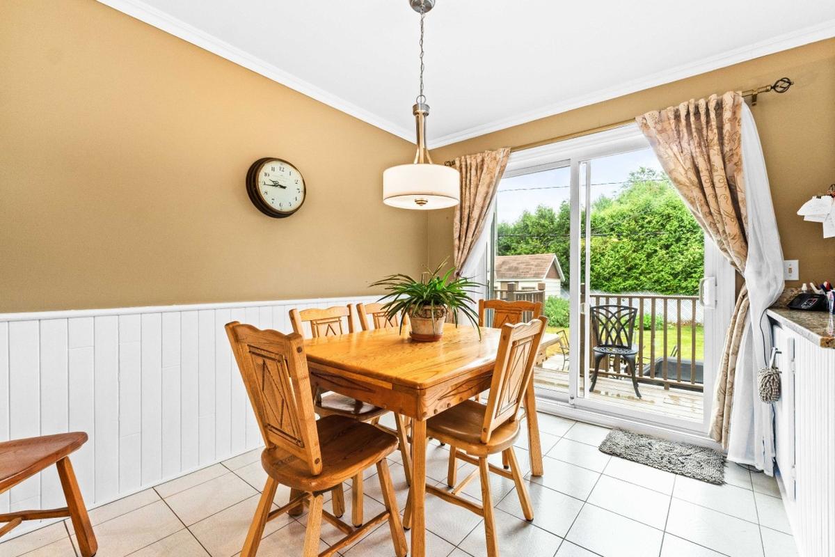 Salle à manger avec vue sur la terrasse