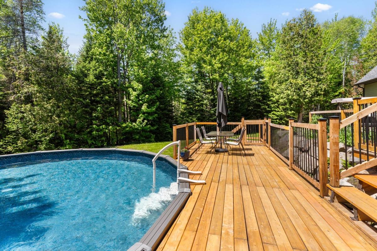 La piscine hors terre dans la cour