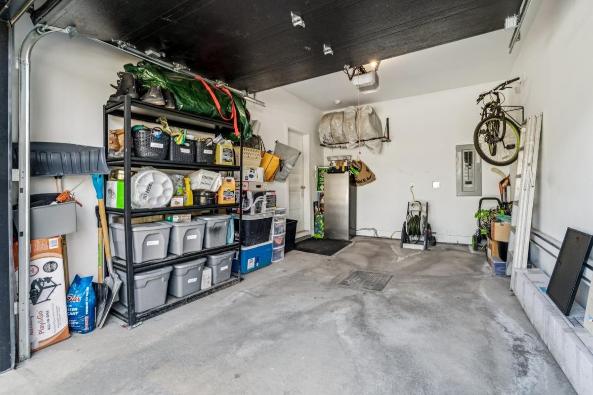 Garage avec espace de rangement