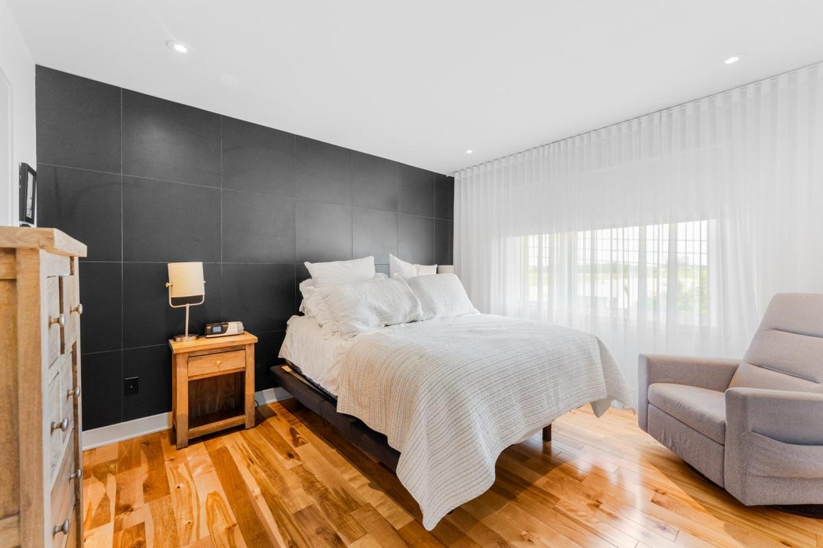 Chambre principale avec mur d'accent